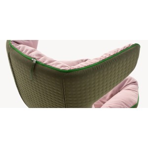 sillon-take-a-line-for-a-walk-moroso-giratorio-con-edredon-acolchado