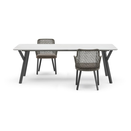 Emma Varaschin Sillon patas de aluminio asiento de tela