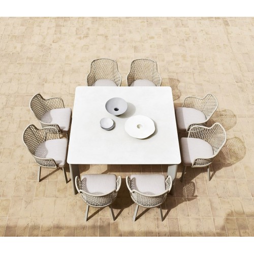 Emma Varaschin Sillon patas de aluminio asiento de tela