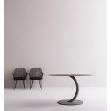 Emma Varaschin Sillon patas de aluminio asiento de tela