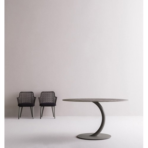 Emma Varaschin Sillon patas de aluminio asiento de tela