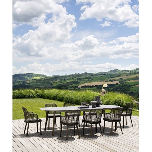 Emma Varaschin Sillon patas de aluminio asiento de tela