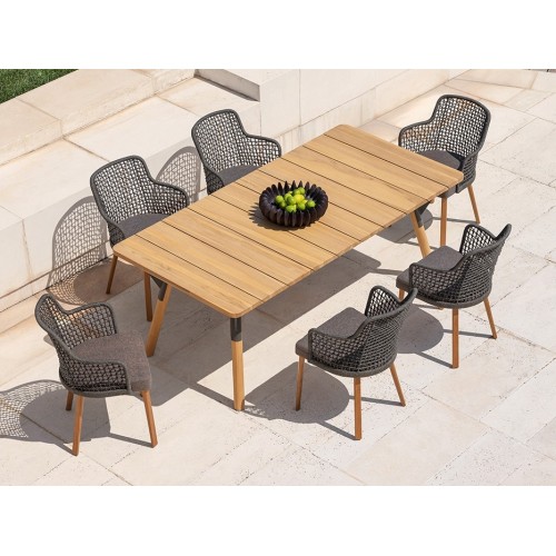 Emma Varaschin Sillon patas de madera asiento de tela