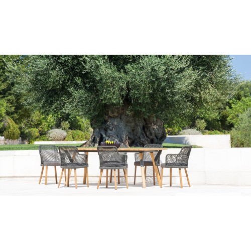 Emma Varaschin Sillon patas de madera asiento de tela