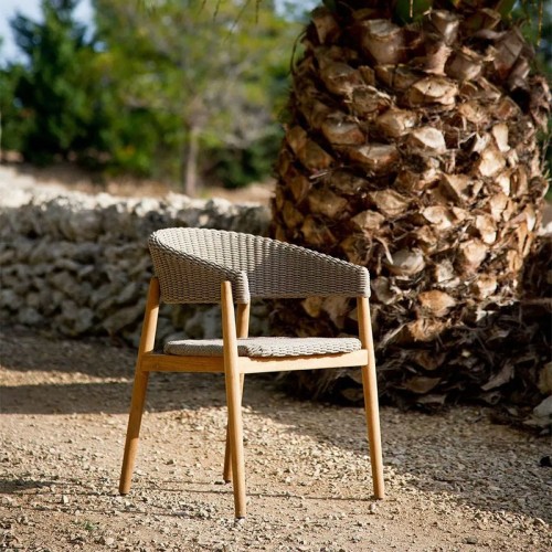 Sillón Pevero Unopiù con respaldo curvo