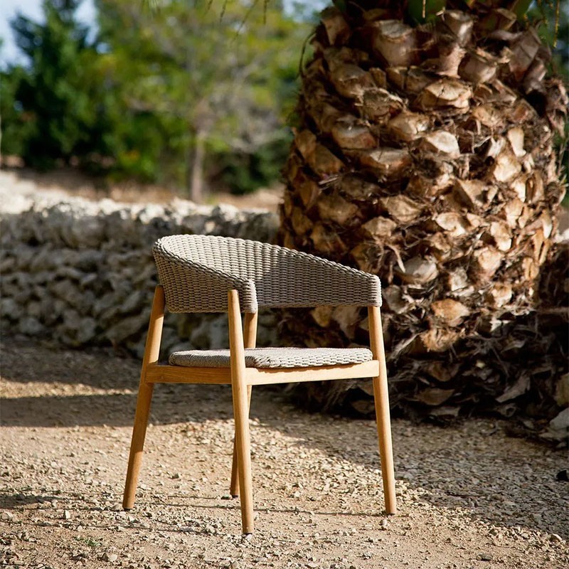 Sillón Pevero Unopiù con respaldo curvo