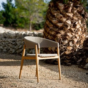 Sillón Pevero Unopiù con respaldo curvo