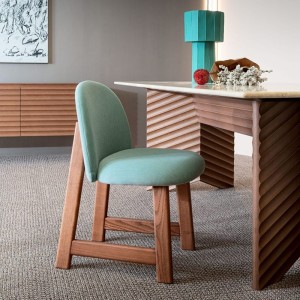 Silla tapizada Pheaby Moroso – Base de madera moderna