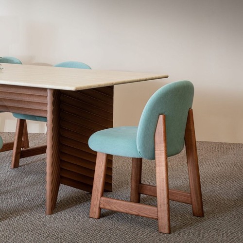 Silla tapizada Pheaby Moroso – Base de madera moderna