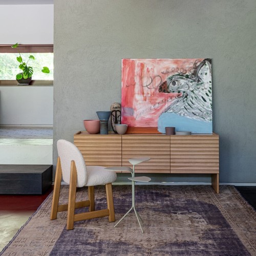 Silla tapizada Pheaby Moroso – Base de madera moderna