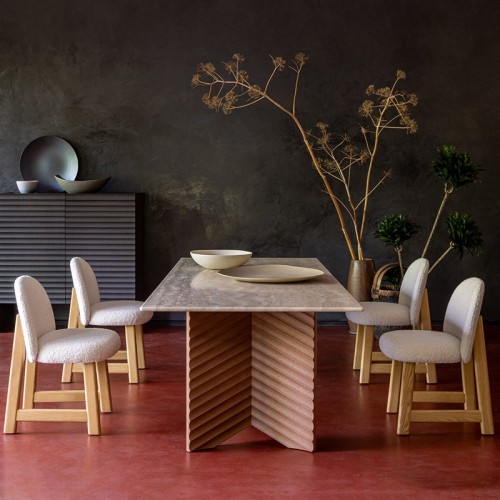 Silla tapizada Pheaby Moroso – Base de madera moderna