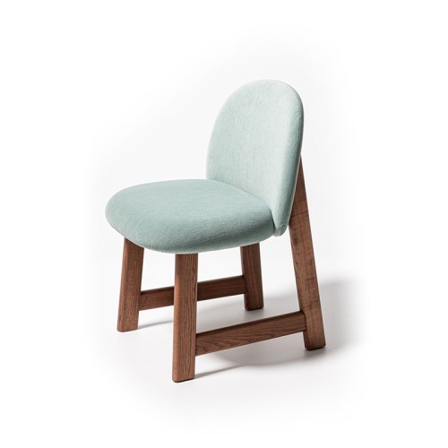 Silla tapizada Pheaby Moroso – Base de madera moderna