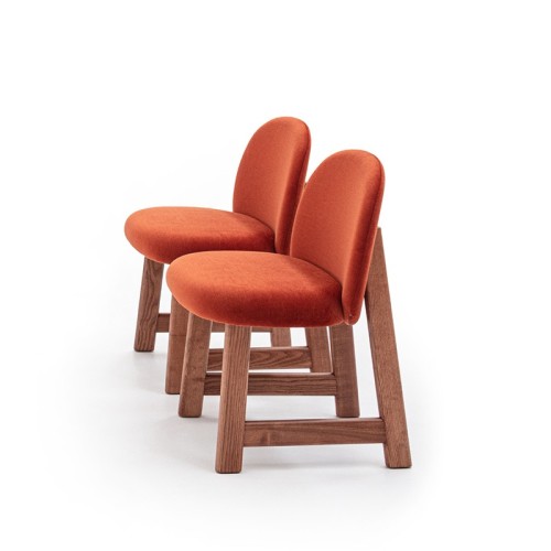 Silla tapizada Pheaby Moroso – Base de madera moderna