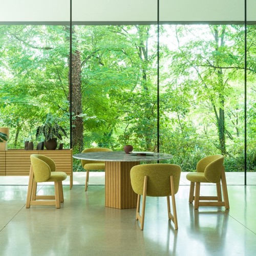 Sillón tapizado Pheaby Moroso – Base de madera moderna