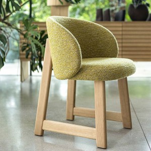 Sillón tapizado Pheaby Moroso – Base de madera moderna