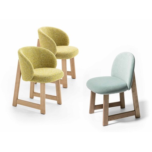 Sillón tapizado Pheaby Moroso – Base de madera moderna