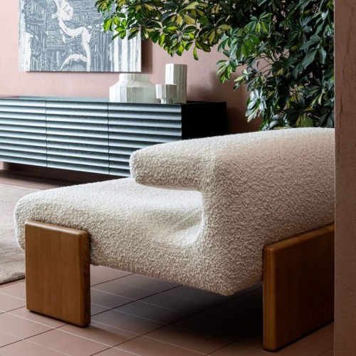 Sillón tapizado Loveseat Moroso – Base de madera moderna