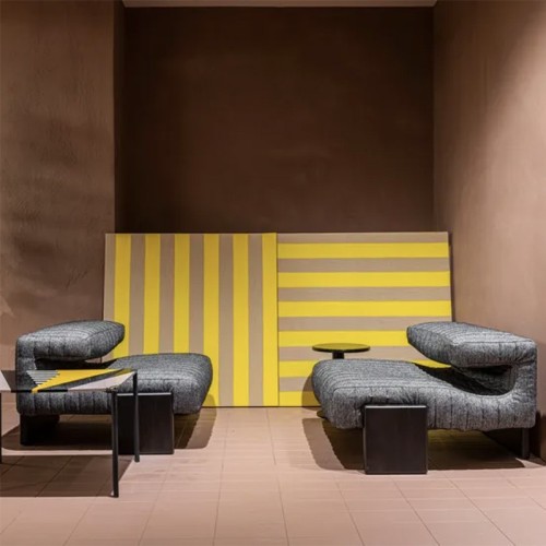 Sillón tapizado Loveseat Moroso – Base de madera moderna