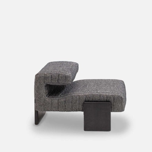 Sillón tapizado Loveseat Moroso – Base de madera moderna