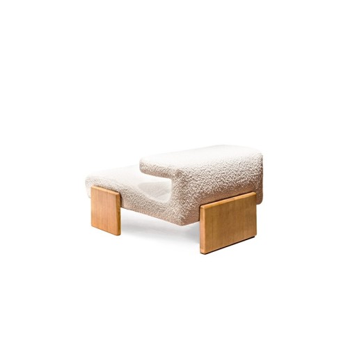 Sillón tapizado Loveseat Moroso – Base de madera moderna