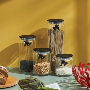 tarro-hermetico-gianni-a-little-man-holding-on-tight-alessi