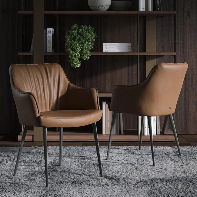 Silla Gaia Tonin Casa tapizada con brazos y patas metálicas