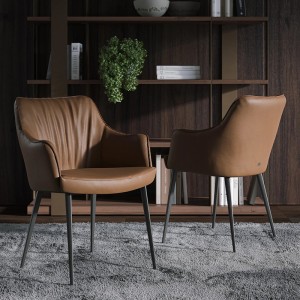Silla Gaia Tonin Casa tapizada con brazos y patas metálicas
