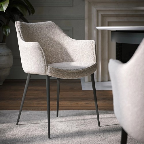 Silla Gaia Tonin Casa tapizada con brazos y patas metálicas